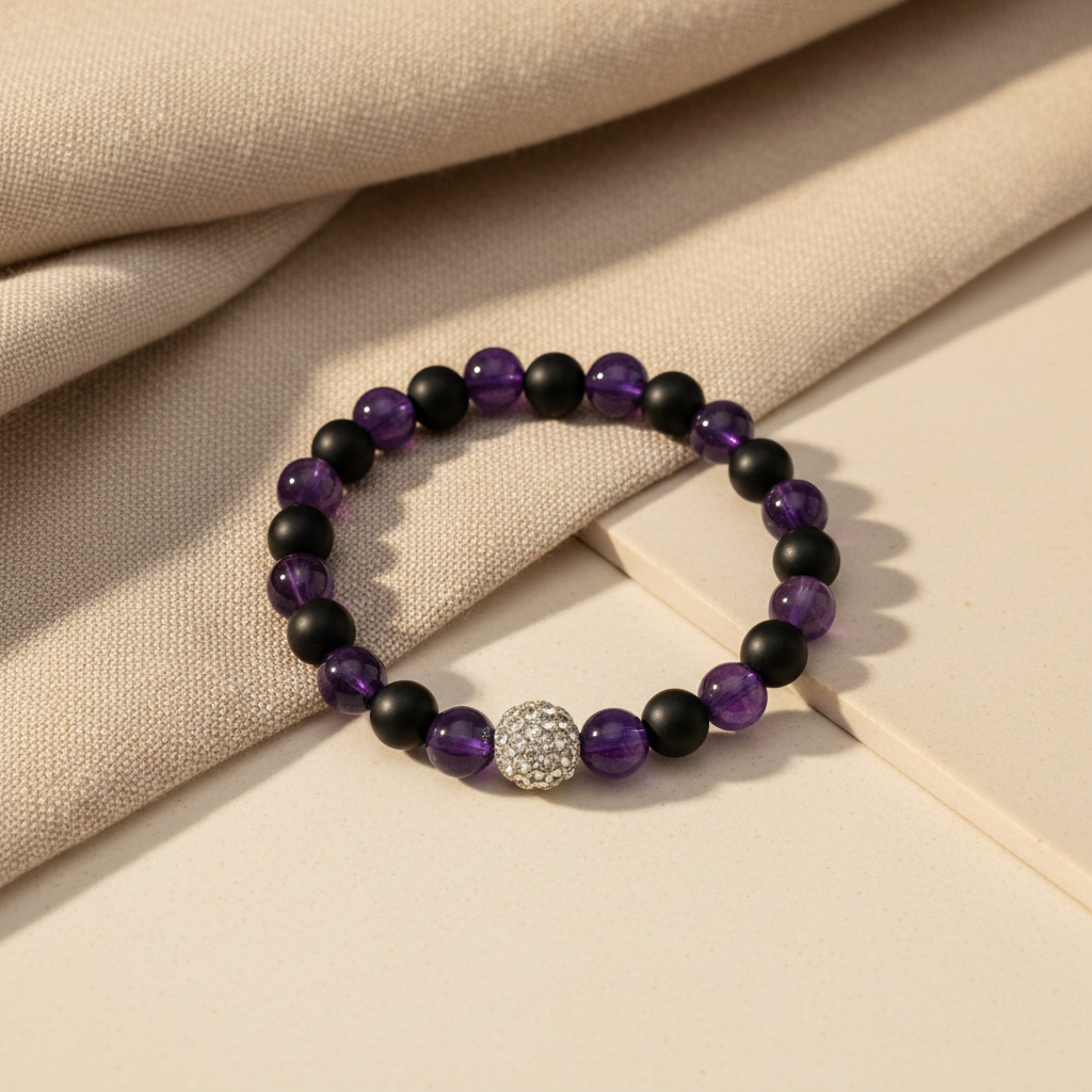 Pulseira ametista e ónix em fundo elegante