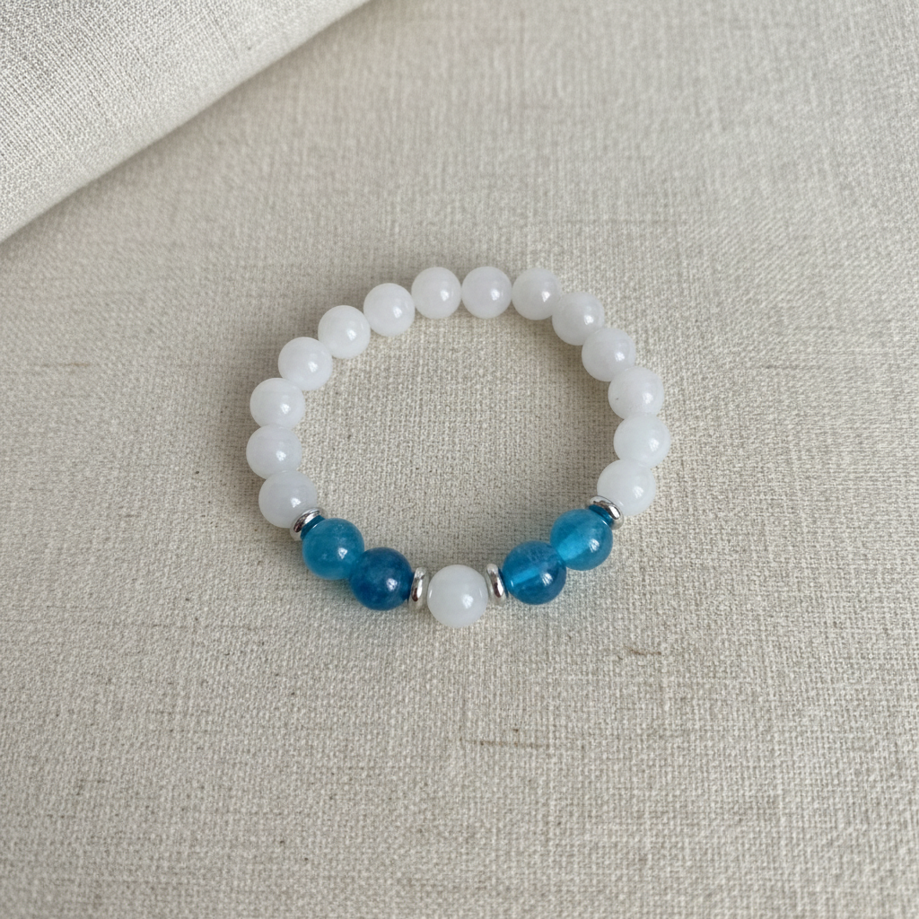 Pulseira de jade branco e quartzo azul com fundo neutro