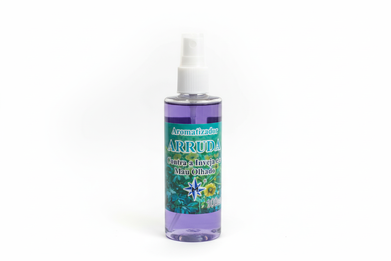 Frasco spray com líquido roxo e rótulo azul-verde em fundo branco
