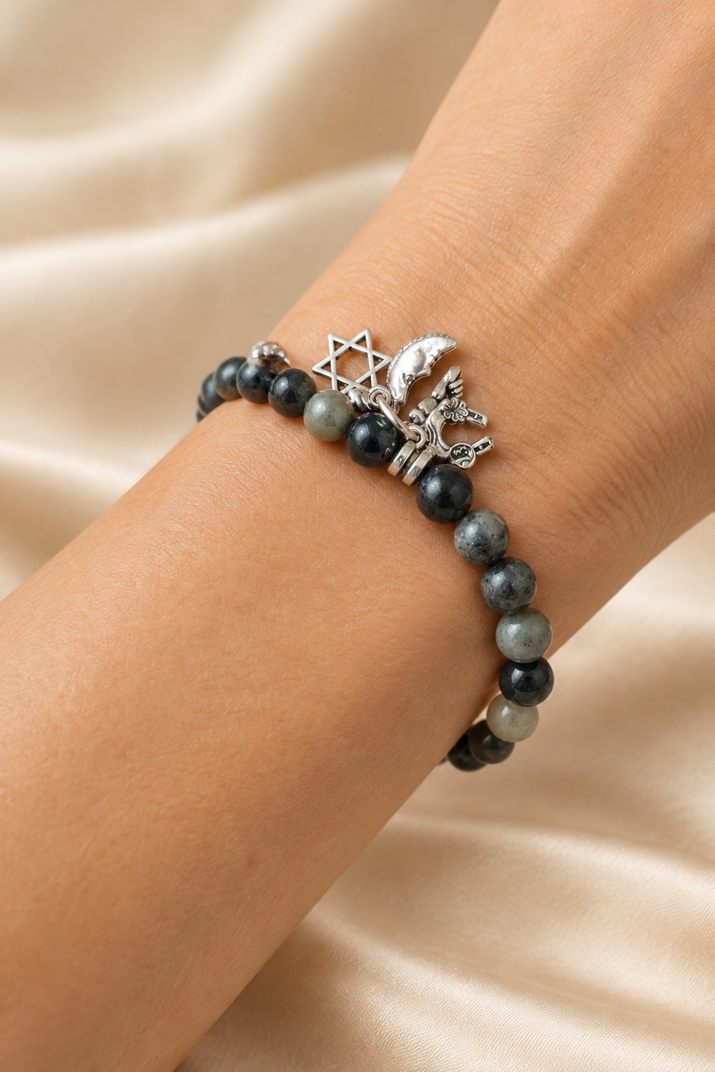 Pulseira com Cinco Saimão num pulso, com fundo claro em cetim