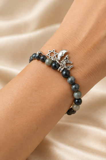 Pulseira com Cinco Saimão num pulso, com fundo claro em cetim