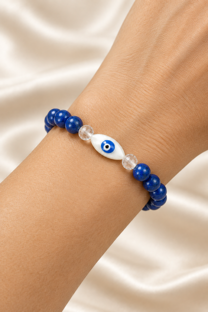 Pulseira de lápis-lazúli com olho em madrepérola num pulso