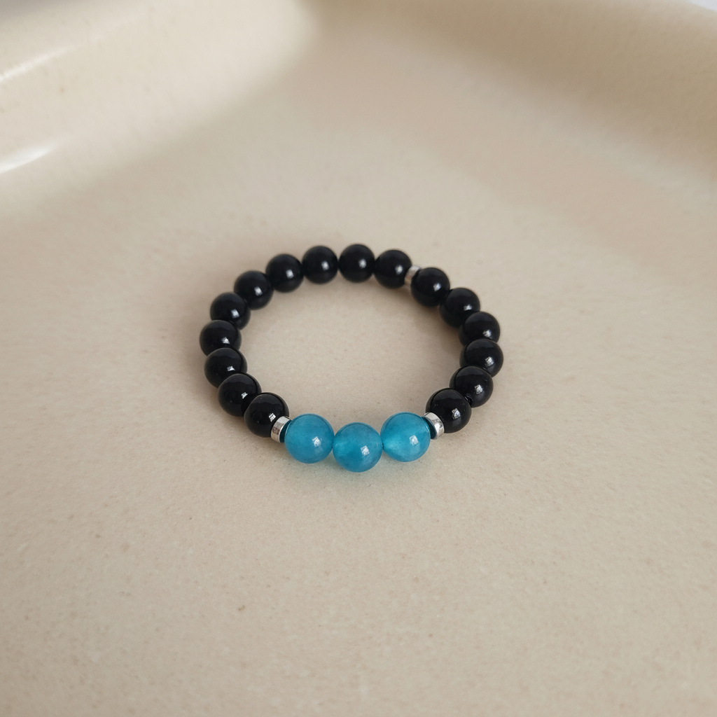 Pulseira de ónix e quartzo azul com fundo neutro