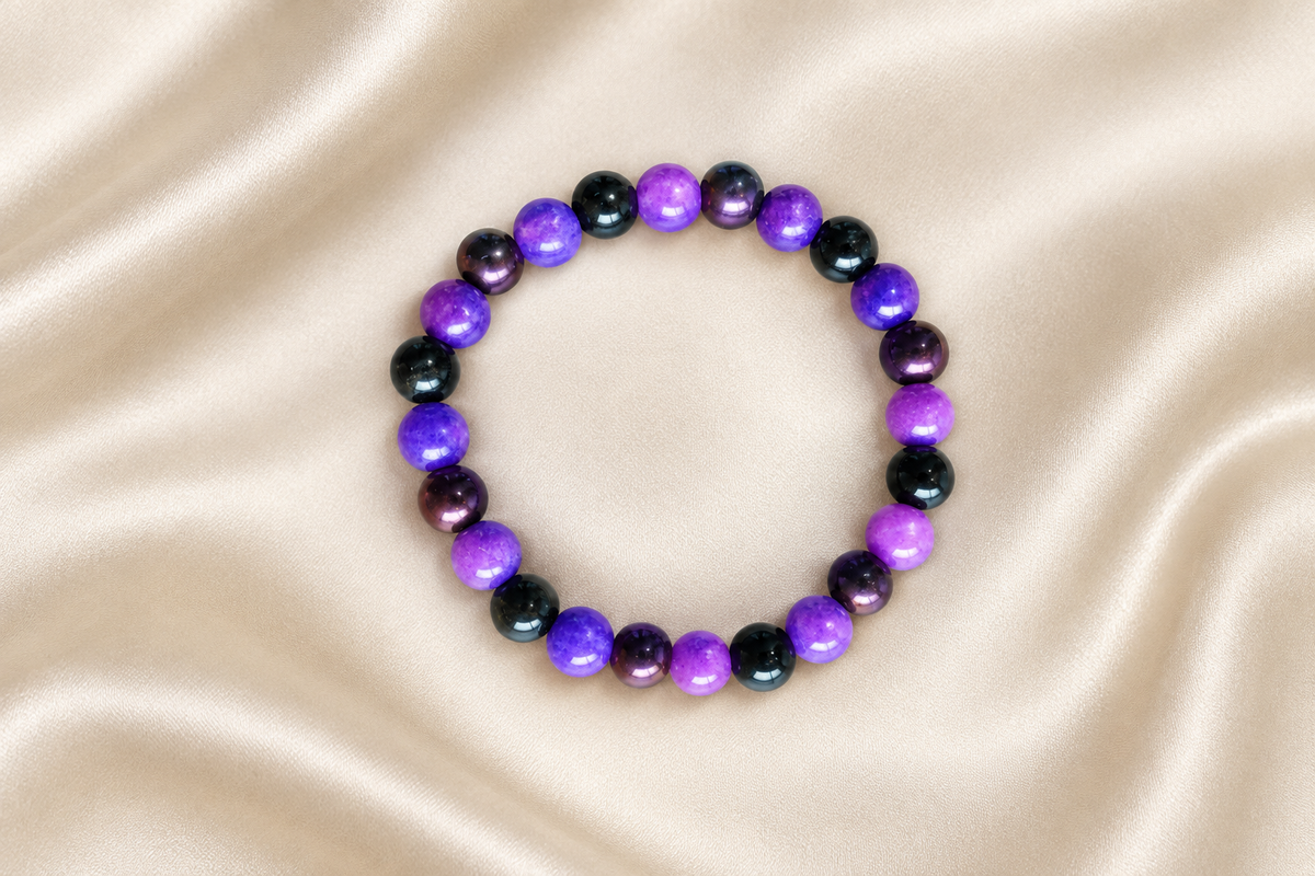 Pulseira de sugilite, hematite violeta e obsidiana dourada sobre cetim claro