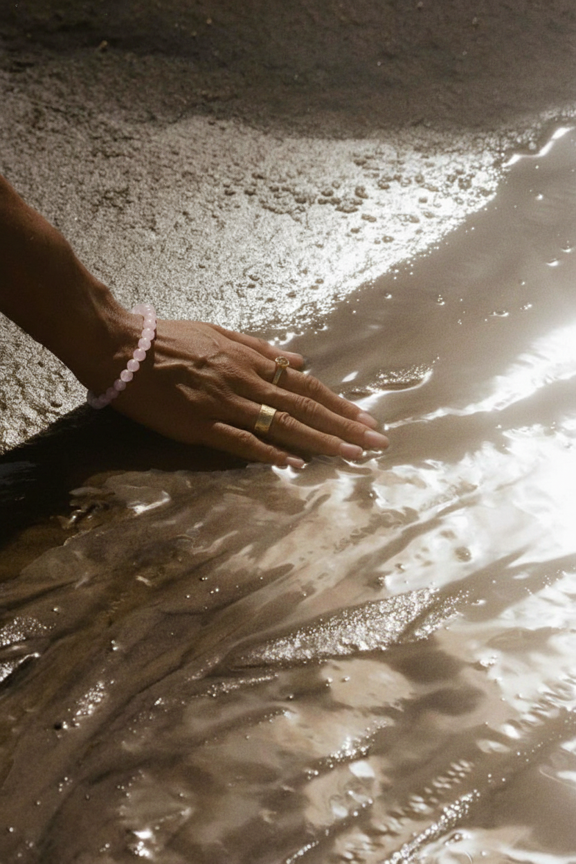 Pulseira delicada na zona superior do pulso