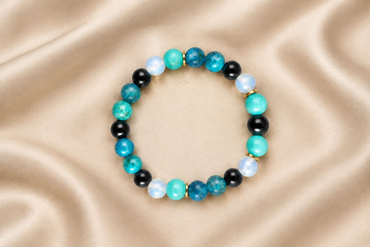 Pulseira sobre cetim bege com iluminação suave