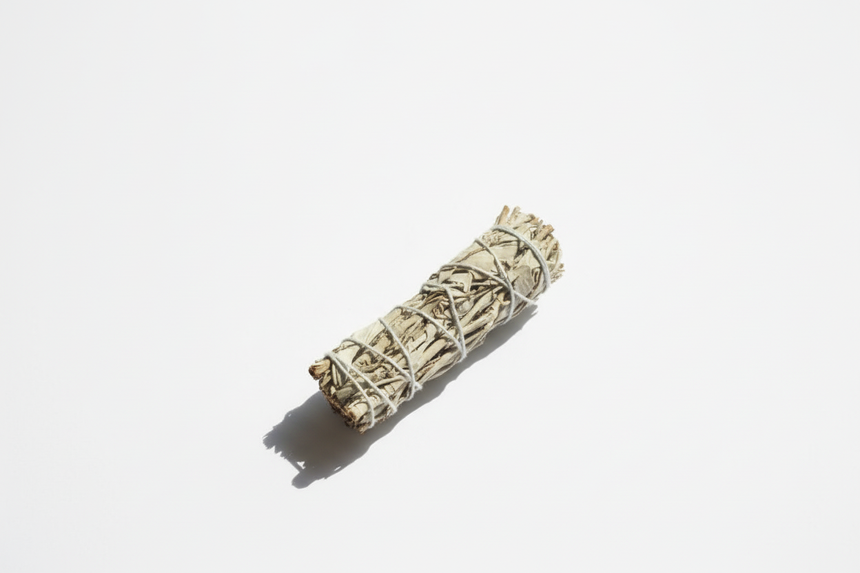 Sálvia e palo santo em superfície branca